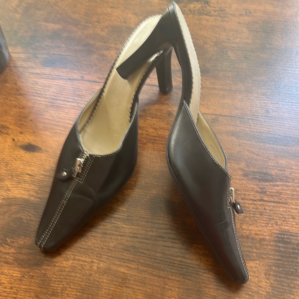 UNISA brand , size 9B, made in Brazil. Genuine upper leather !